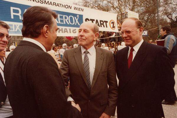 Auch die Lauf-Legende Emil Zapotek (in der Mitte, links Bürgermeister Zilk) ist 1984 zu Gast. Helmut Zilk, damals noch Unterrichtsminister (er wurde später Bürgermeister von Wien), gibt den Startschuss ab. "Wir werden Zeiten erleben, in denen mehr als zehnmal so viele Starter antreten", meint er voraussehend.