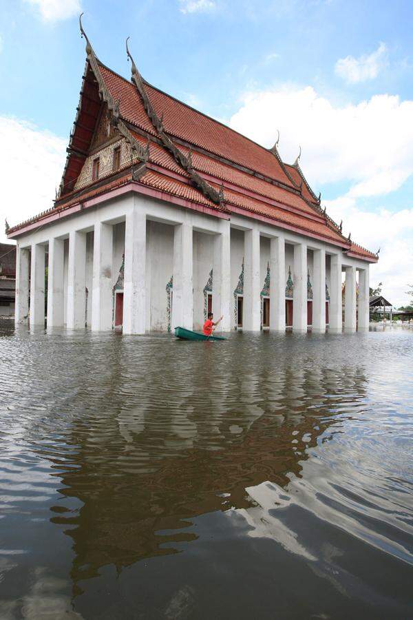 Zwei Drittel des Landes sind von Hochwasser betroffen. Im Bild: Der Kohpayajeng-Tempel in Pak Kret in der Provinz Nonthaburi.