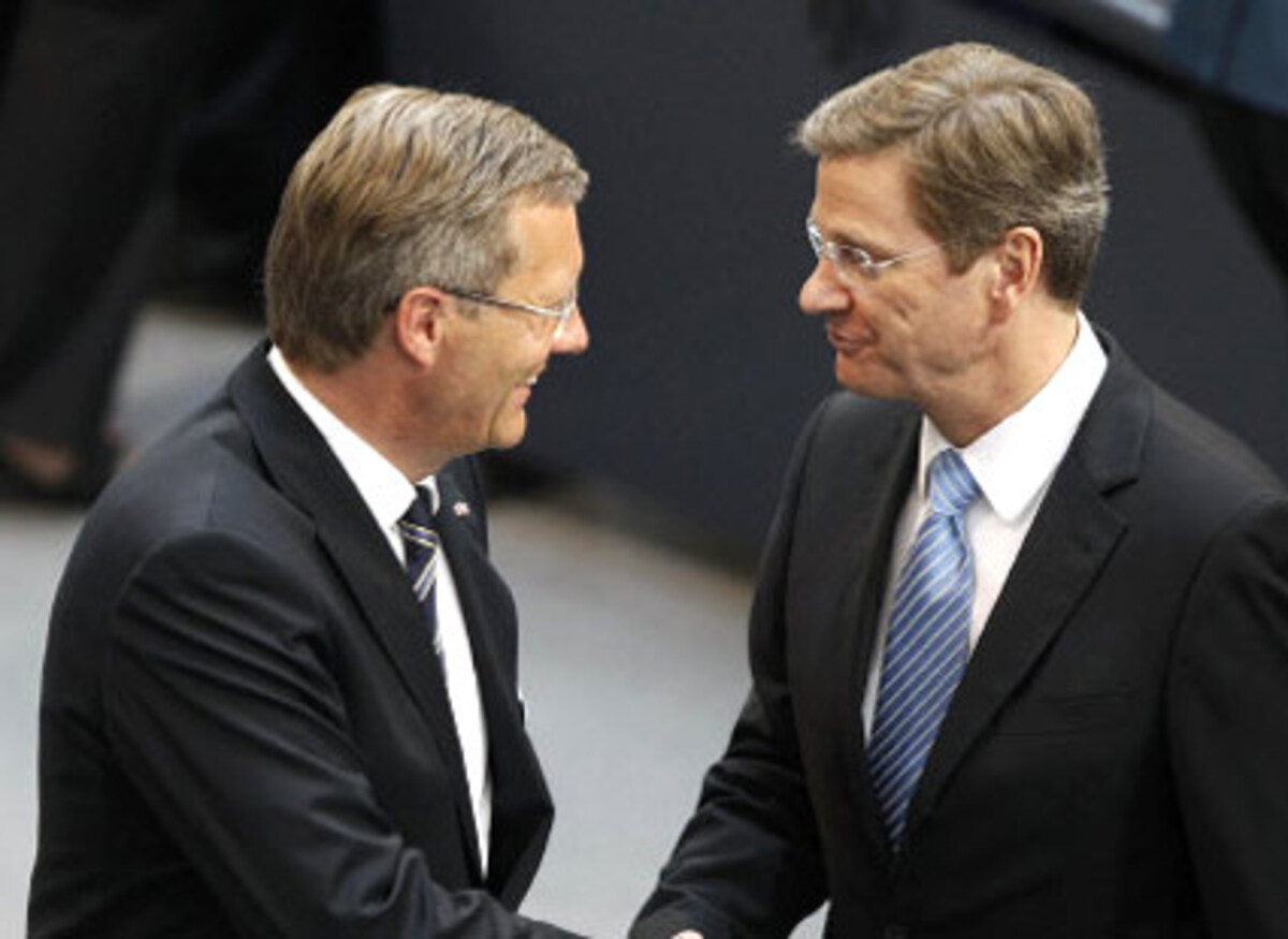  „Die Freien Demokraten werden Wulff erneut geschlossen unterstützen, wie sie dies im ersten Wahlgang getan haben.“  Der Außenminister und FDP-Chef Guido Westerwelle gibt die Schuld am Scheitern Wulffs im ersten Wahlgang der Union.