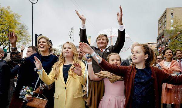 Die Zuschauer sollten sehen: "Wer ist der Mann, der 50 ist und sich wie 30 fühlt." Seinen 50. Geburtstag feiert er am "Koningsdag" traditionell mit dem Volk. In diesem Jahr besucht die königliche Familie die südniederländische Stadt Tilburg (im Bild).