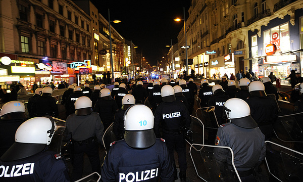 WIEN: DEMONSTRATION GEGEN DEN WKR-BALL