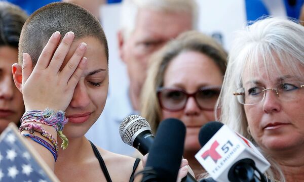 Emma Gonzales (li.) kritisierte die US-Politik für ihr jahrelanges Versagen in der Prävention von Amokläufen an Schulen.