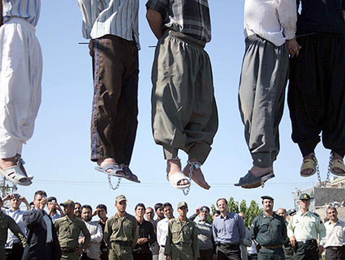 Der Iran gehört ebenfalls zu den Ländern mit der höchsten Rate an verhängten Todesstrafen. Die Exekutionen werden in vielen Fällen öffentlich vollstreckt, die Liste der Verbrechen, die mit dem Tod bestraft werden ist lang. Neben Mord zählen auch Ehebruch und Drogenhandel dazu.