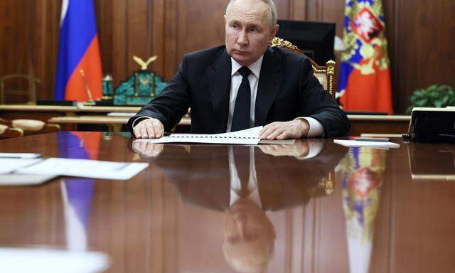 Wladimir Putin am Dienstag im Kreml in Moskau bei einem Gespräch mit Handelsminister Denis Manturov (nicht im Bild).