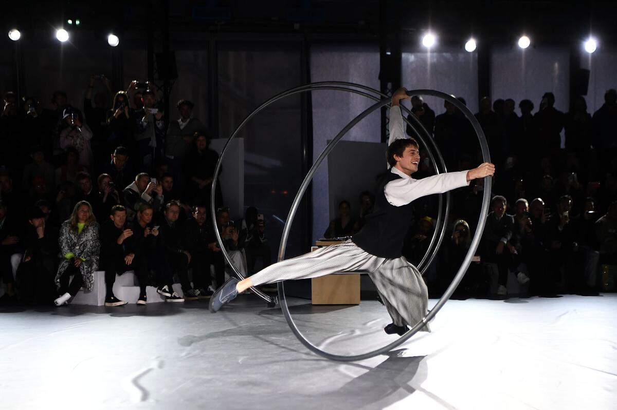 Performance und Mode brachte Issey Miyake auf den Catwalk.