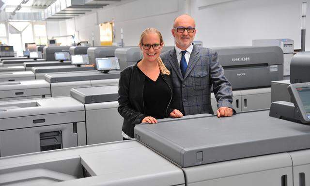 Marlene Kittel mit Vater Bernhard Kittel bei den Digitaldruckmaschinen. Happy Foto macht 25 Millionen Euro Umsatz. 