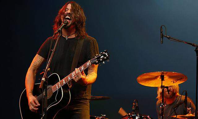 Dave Grohl performs with his band The Foo Fighters during Apple Inc.´s iPhone media event in San Francisco