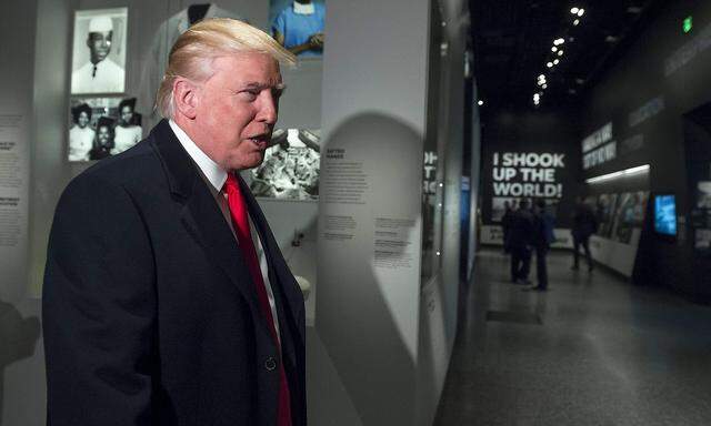 Donald Trump im neuen "Smithonian Museum of African American history".