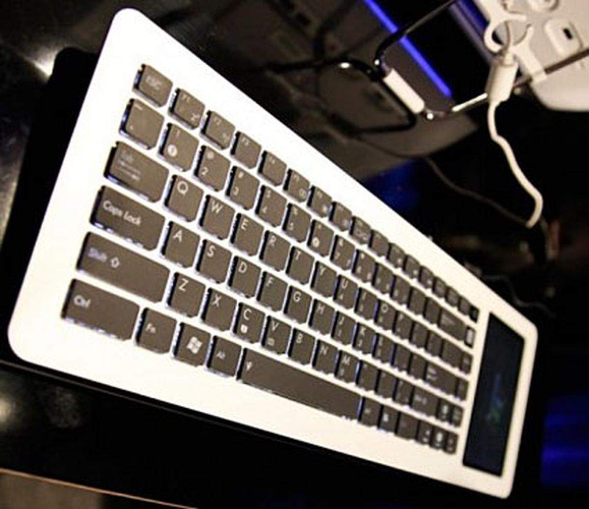 Diese Tastatur von Asus ist ein vollwertiger PC. Das CES-Highlight verfügt über ein 5-Zoll-Touch-Display, Lautsprecher und WLAN. Leider handelt es sich bisher nur um ein Konzept. Wann das Eee Keyboard marktreif ist, ist noch offen.