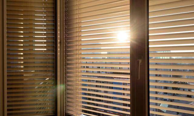 Jalousien als Sonnenschutz am Fenster