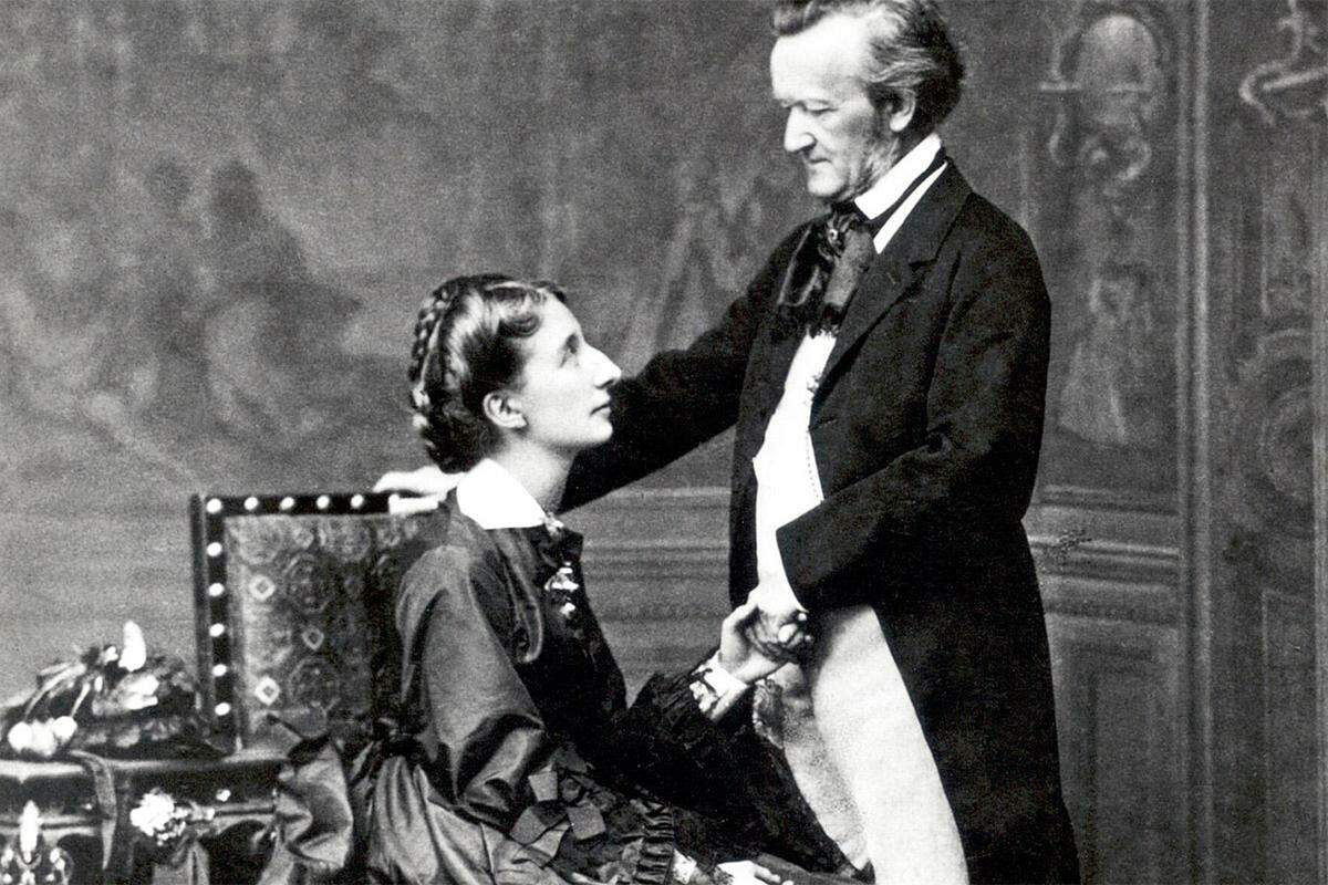 Alle Ehen in Wagners Opern sind unglücklich, wahre Liebe gibt es nur in außerehelichen Beziehungen. Ganz so hielt er selbst es nicht. Als 23-jähriger heiratete er die Schauspielerin Minna Planer. Mehrfach trennte sich das Paar, es gab Affären, am Schluss lebte man getrennt. Eine jahrzehntelang dauernde "furchtbare Öde“, so Wagner.  Glücklicher war Wagners zweite Ehe mit Franz Liszts Tochter Cosima, die mit Wagner die zwei Töchter Isolde und Eva bekam, ehe ihre Ehe zu dem Pianisten Hans von Bülow geschieden wurde. Ehelich geboren: Sohn Siegfried. Mit ihrer bedingungslosen Bewunderung war sie eine Idealfrau für den 24 Jahre älteren Wagner.  Aus heutiger Sicht ist Wagners Frauenbild reaktionär, damals war seine Vorstellung der Frau als auch intellektuell essenzielle Partnerin fortschrittlich. Weniger progressiv: In seinen Opern werden dauernd Männer von Frauen erlöst, die sich ihnen dann unterwerfen. Mehr dazu: "Seligste Lust": Wagners wilder Frauenkosmos