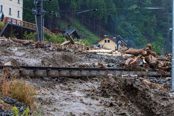 Auch heftige Murenabgänge machten den Einsatzkräften zu schaffen. In Taxenbach im Pinzgau sollen ein Bauer und eine Frau von Muren mitgerissen worden sein. Sie werden noch vermisst. Die Gleisanlagen in dem Ort wurden durch Murenabgänge schwer beschädigt.