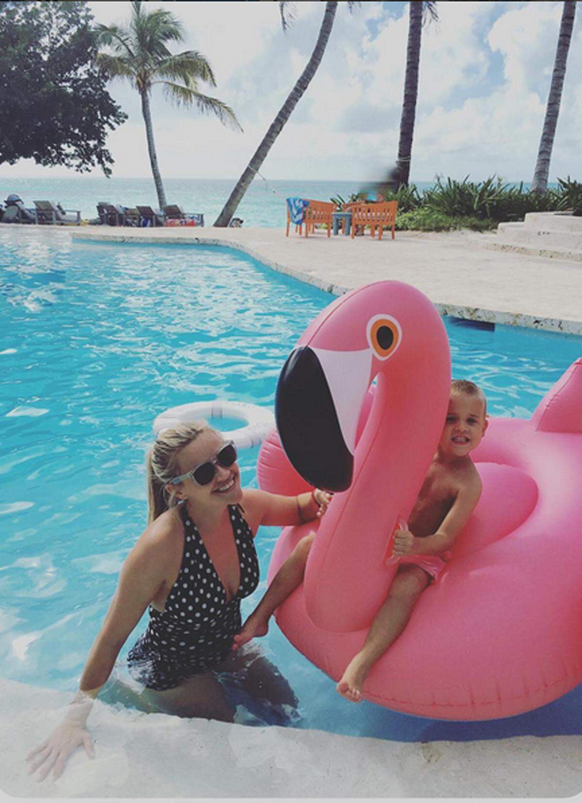 Reese Witherspoon zog es ebenfalls in wärmere Gefilde. Mit ihrem jüngsten Sohn verbrachte sie viel Zeit am Pool.