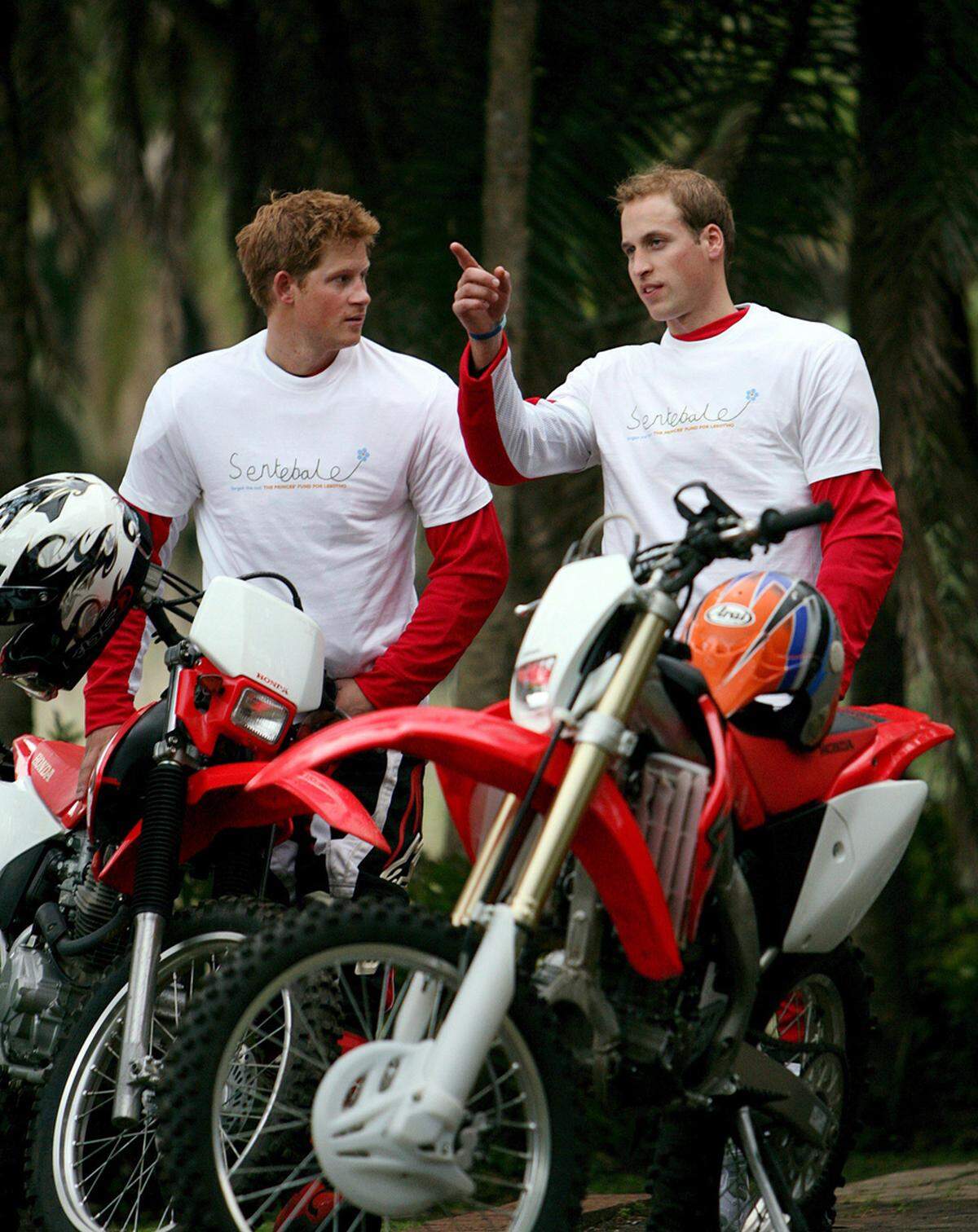 ...oder beim Motorsport. Die beiden Prinzen sind recht häufig im Partnerlook anzutreffen.