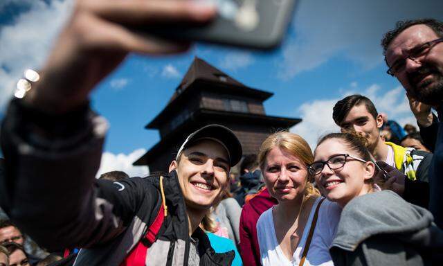 Selfie mit der Favoritin fürs Präsidentenamt. Zuzana ?aputová lässt sich in Banská ?tiavnica mit jungen Anhängern ablichten.
