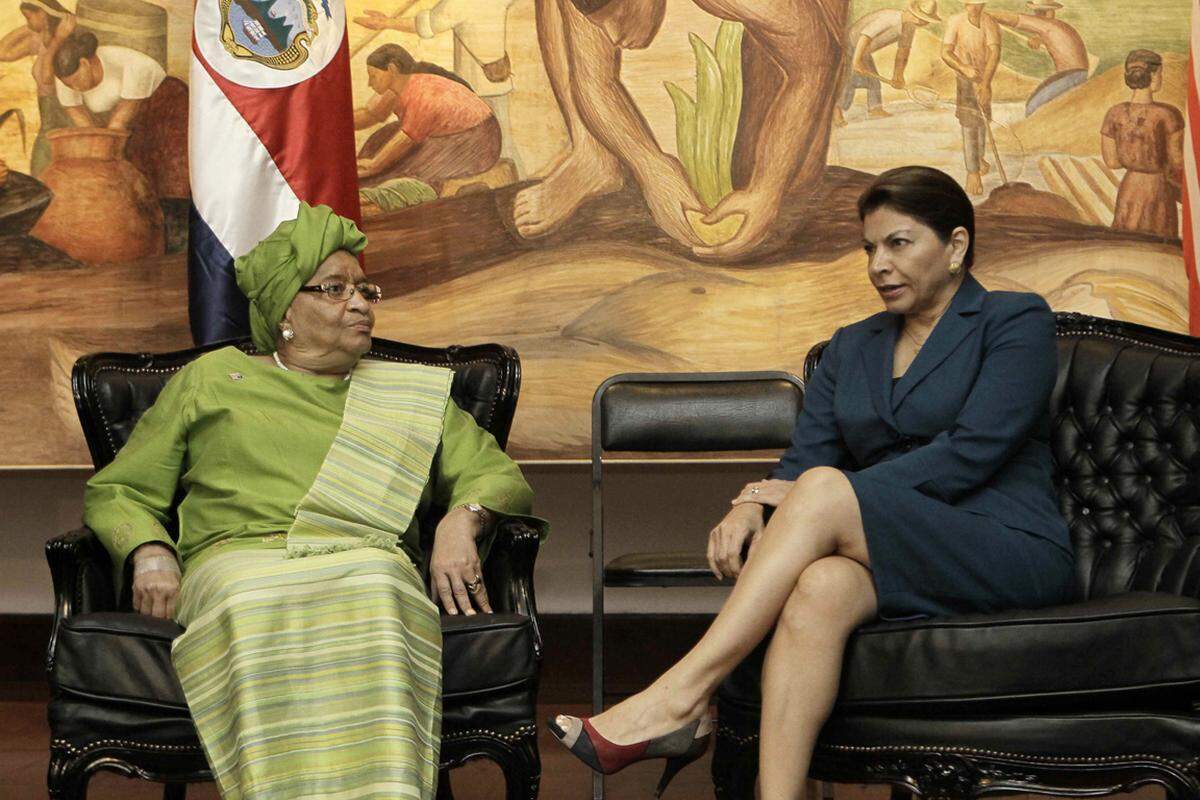 Zwei von 18 Staatschefinen: Costa Ricas Präsidentin Laura Chinchilla (rechts) im Gespräch mit der Präsidentin von Liberia, Ellen Johnson Sirleaf (links). Chinchilla ist seit Mai 2010 Staatspräsidentin von Costa Rica. Sirleaf ist die erste Frau, die durch eine Wahl zum Staatsopberhaupt eines afrikanischen Landes wurde. Sie erhielt den Friedensnobelpreis für den Kampf für die Sicherheit von Frauen und für Frauenrechte.