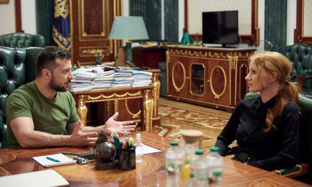 Am Sonntag trafen Schauspielerin Jessica Chastain und der ukrainische Präsident Selenskij aufeinander.