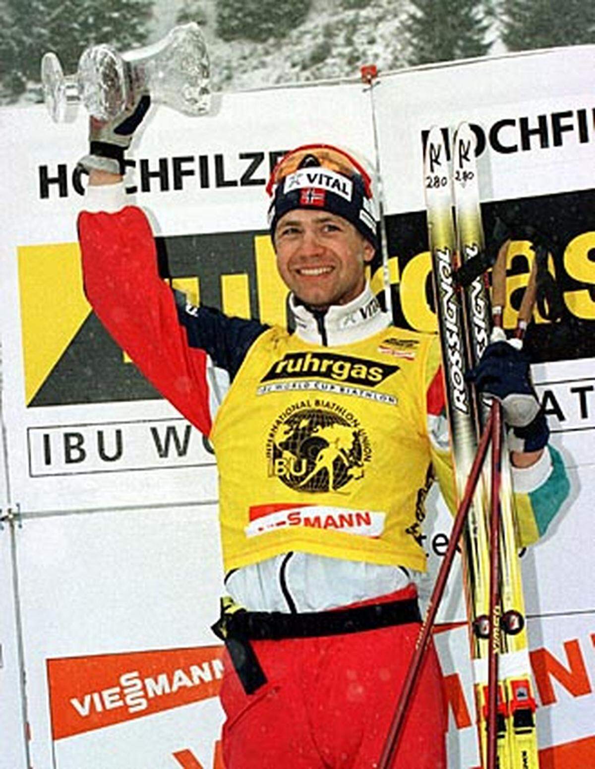 1996 hatte Björndalen, der über seinen älteren Bruder Dag und seinen jüngeren Bruder Hans Anton zum Biathlon kam, sein erstes Weltcup-Rennen gewonnen, 1998 holte Ole Einar zum ersten Mal auch den Gesamtweltcup. In Hochfilzen gewinnt er zudem mit der Mannschaft sein erstes WM-Gold.