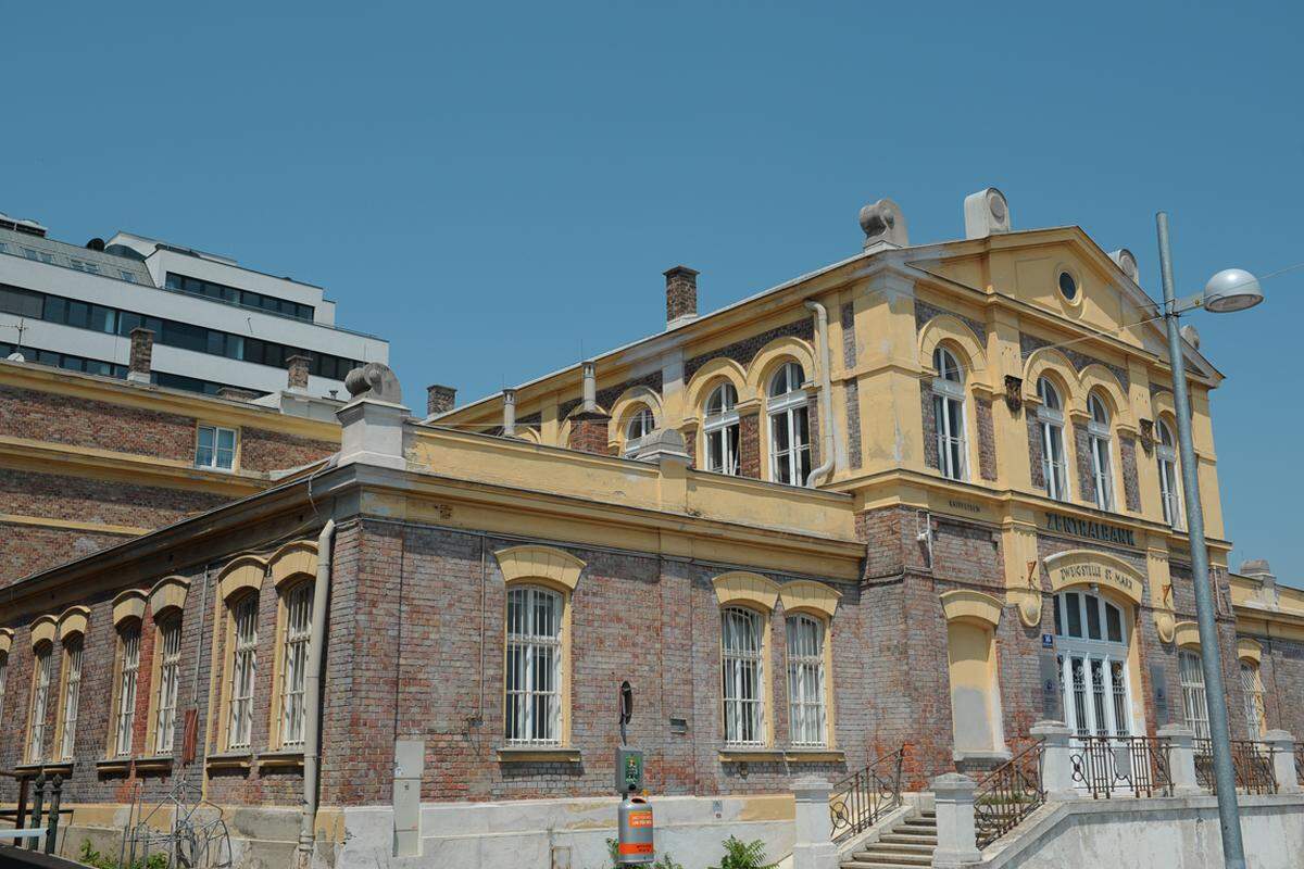 Früher war hier eine Kassenhalle der Raiffaisenbank, heute ist das unter Denkmalschutz stehende Gebäude renoviert und in Büros umfunktioniert. An genügend Mietern fehlt es derzeit noch.