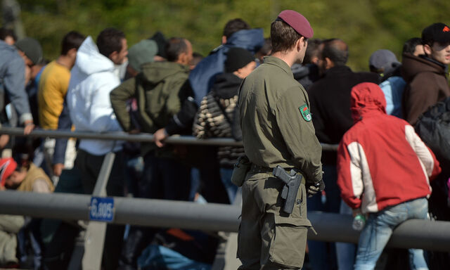 FL�CHTLINGE: FL�CHTLINGE AN DER GRENZE ZU DEUTSCHLAND