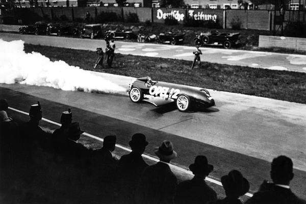 Außerdem macht das Unternehmen mit spektakulären Rekorden von sich reden: Fritz Opel erreicht 1929 mit seinem "Raketen-Auto" RAK2 eine Geschwindigkeit von 238 km/h.