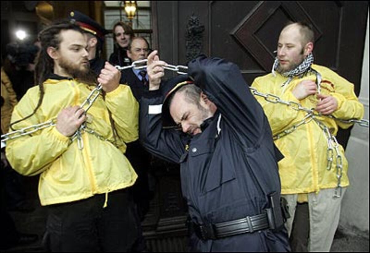 Polizisten beim Versuch, die Aktivisten von "Resistance for Peace" zu entfernen.