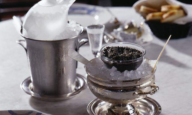 Eiskalter Wodka und Kaviar zählen zu den russischen Delikatessen.