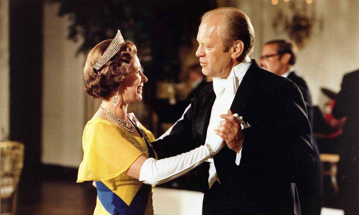 Gerald Ford traf die Queen im Jahr 1976 in den USA während der Feierlichkeiten zum 200. Jahrestag der amerikanischen Unabhängigkeitserklärung. Trotz seiner generellen Tollpatschigkeit soll er die Queen bei einem Ball mit seinen Tanzkünsten begeistert haben.