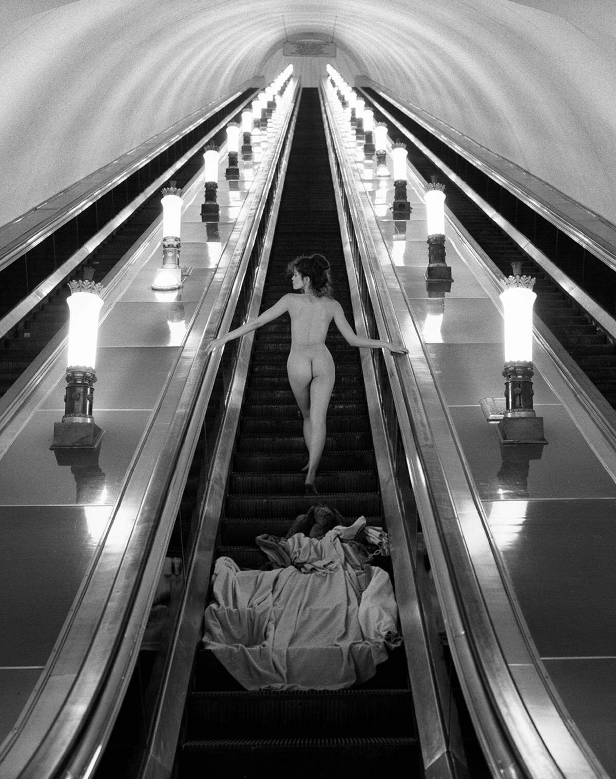 Seinen Durchbruch erreichte er, als Diana Vreeland ihn engagierte um den Herzog und die Herzogin von Windsor zu fotografieren. Danach wurde ihm ein fünfjährigen Vertrag bei der amerikanischen Vogue angeboten. Moscow Underground, USSR 1989. (Patrick Lichfield / Unipart Group)