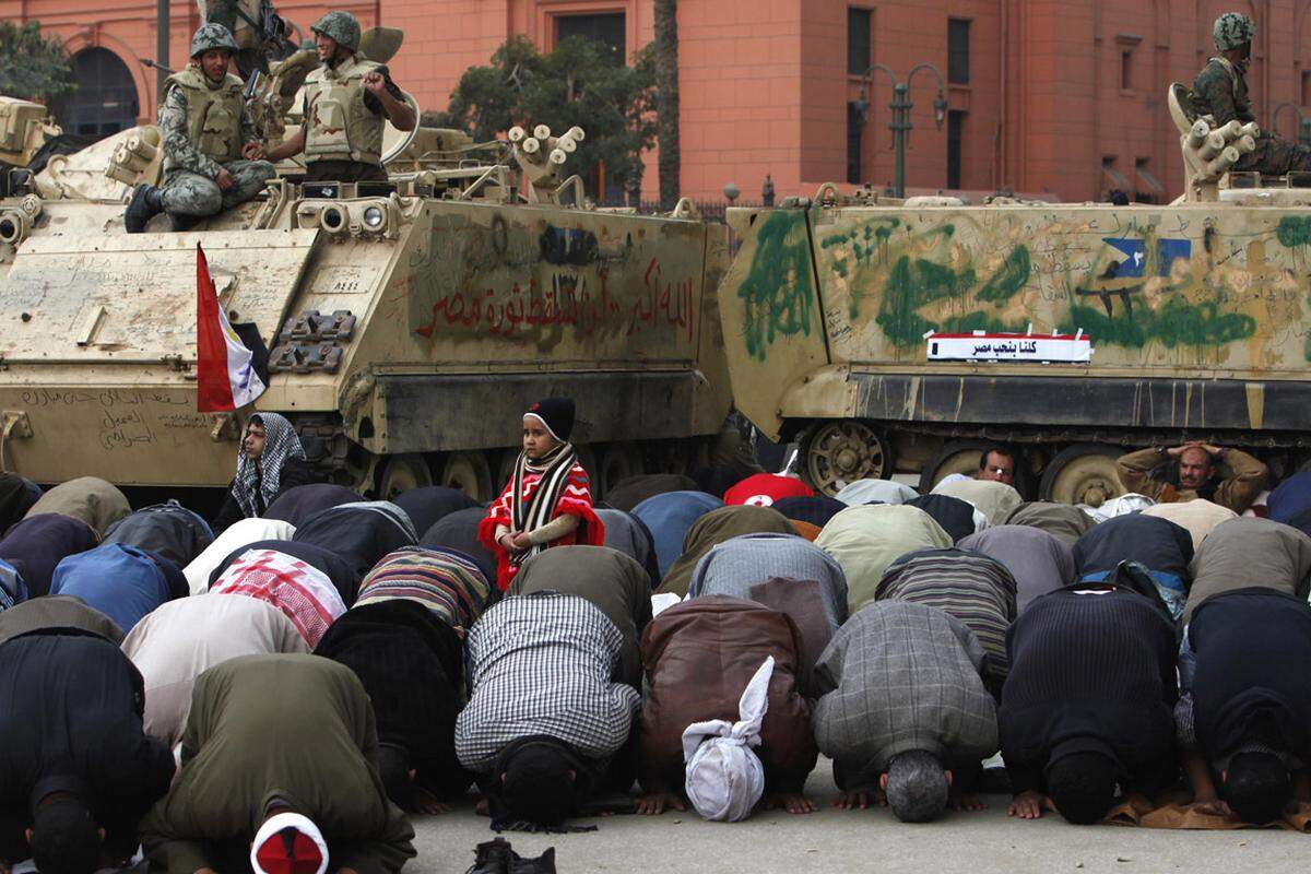 Montag, Tag 14 der Proteste gegen das ägyptische Regime. Die Demonstranten harren weiter auf dem zentralen Tahrir-Platz in Kairo aus. Sie wollen nicht gehen, bis Präsident Hosni Mubarak zurücktritt. "Hau ab, Mubarak", rufen sie.