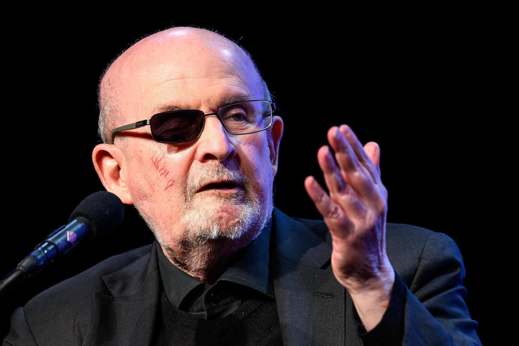 Rushdie: Freiheit im Iran kommt nicht durch Bomben