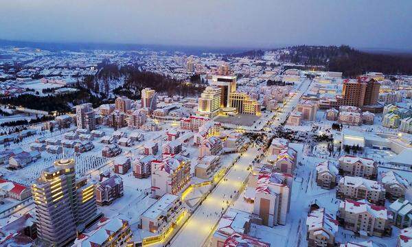 Ein Skigebiet, angeblich tausende Wohnungen und verschiedene Gewächshäuser: Mit großem Pomp ist in Nordkorea eine neue Stadt eingeweiht worden.