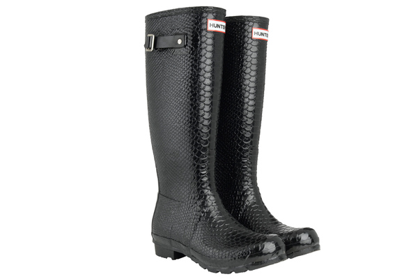 Als Tourist kommt man nur mit Kreuzfahrtschiffen in die Antarktis. Oder mit Flugzeugen zum eigentlich wenig attraktiven Pol. Jeder bringt die wärmsten Stiefel mit, die daheim zu finden waren (wie die gefütterte Version von Hunter). Auf den Schiffen bekommt man warme Gummistiefel zur Verfügung gestellt.  Antarktisreisen: Die meisten Kreuzfahrtschiffe besuchen lediglich den äußersten Zipfel der antarktischen Halbinsel und einige vorgelagerte Inseln. Die MS Fram der norwegischen Linie Hurtigruten wurde nach dem Forschungsschiff der Amundsen-Expedition benannt und überquert regelmäßig den südlichen Polarkreis. 12-tägige Expedition ab 4839 € pro Person, buchbar bei Seetour Austria, 01/588 00-9488, www.seetour-austria.at; www.hurtigruten.de.