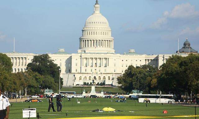 Direkt vor dem Kongress in Washington zündete sich ein Mann auf der Wiese der National Mall an.