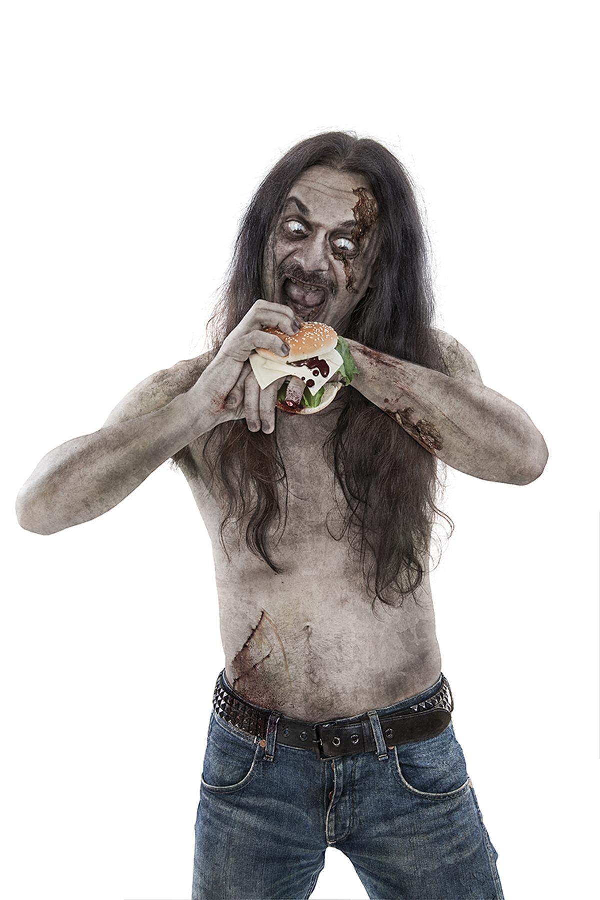 Death-Metal-Sänger Martin Schirenc - übrigens Vegetarier und Mitglied der Band "Zombie Inc." - beim Biss in einen Zombieburger.