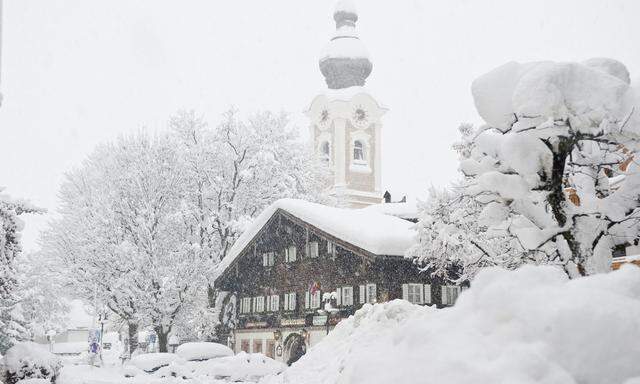 Zauchensee ist ein Schneeloch, in dem die Saison früh beginnt und spät endet. Altenmarkt gefällt mit seiner historischen Substanz. Winterwanderungen führen in den adventlichen Wald.