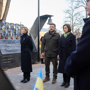 Wolodymyr und Olena Selenskij mit Maia Sandu (re.) bei einem Denkmal am Maidanplatz.