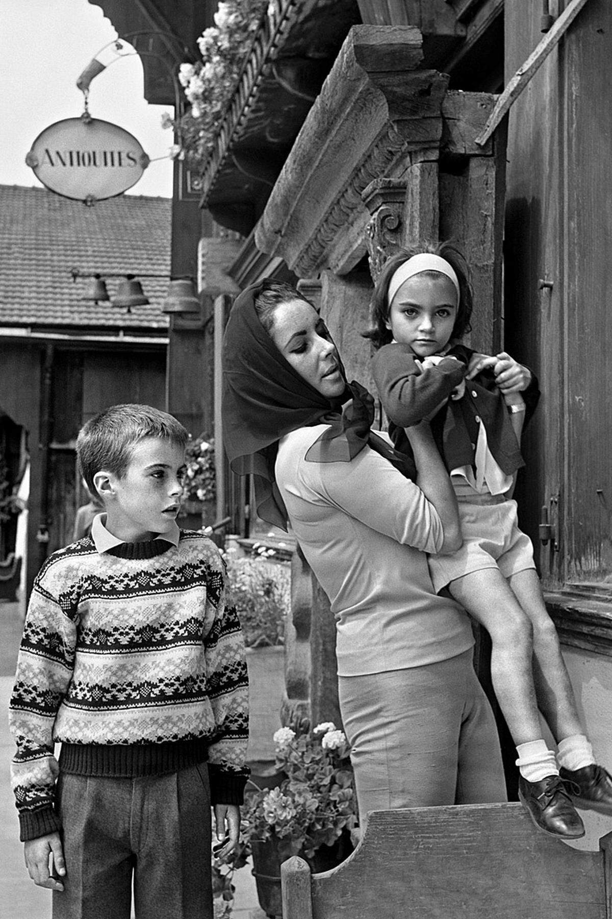 Sie hatte zwei Söhne aus der Ehe mit dem Schauspieler Michael Wilding, eine Tochter aus der Ehe mit dem Produzenten Michael Todd und eine 1964 adoptierte Tochter. Taylor hat zehn Enkel und vier Urenkel.