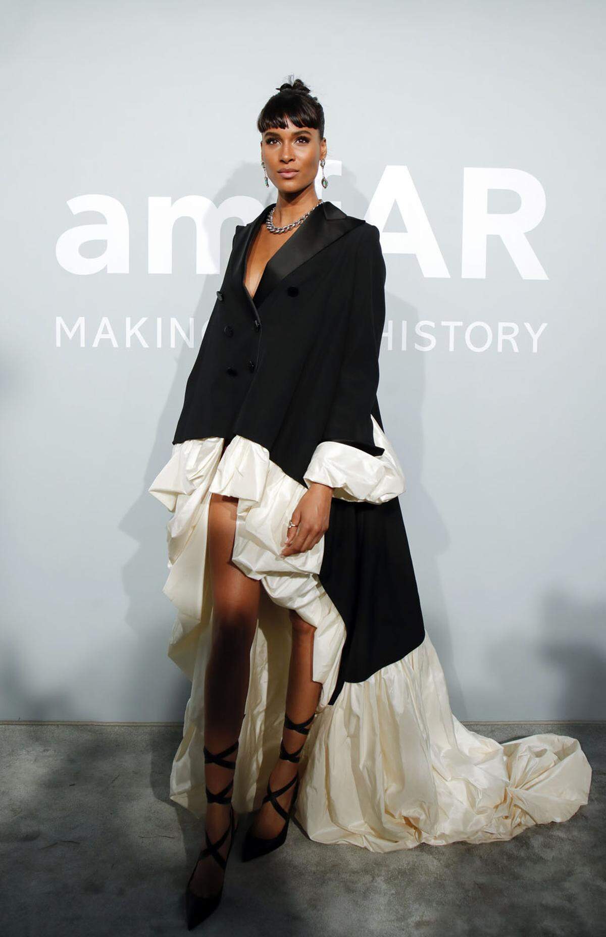 Cindy Bruna trug ein Kleid aus der Haute Couture Kollektion von Jean Paul Gaultier aus dem Jahre 2018.  