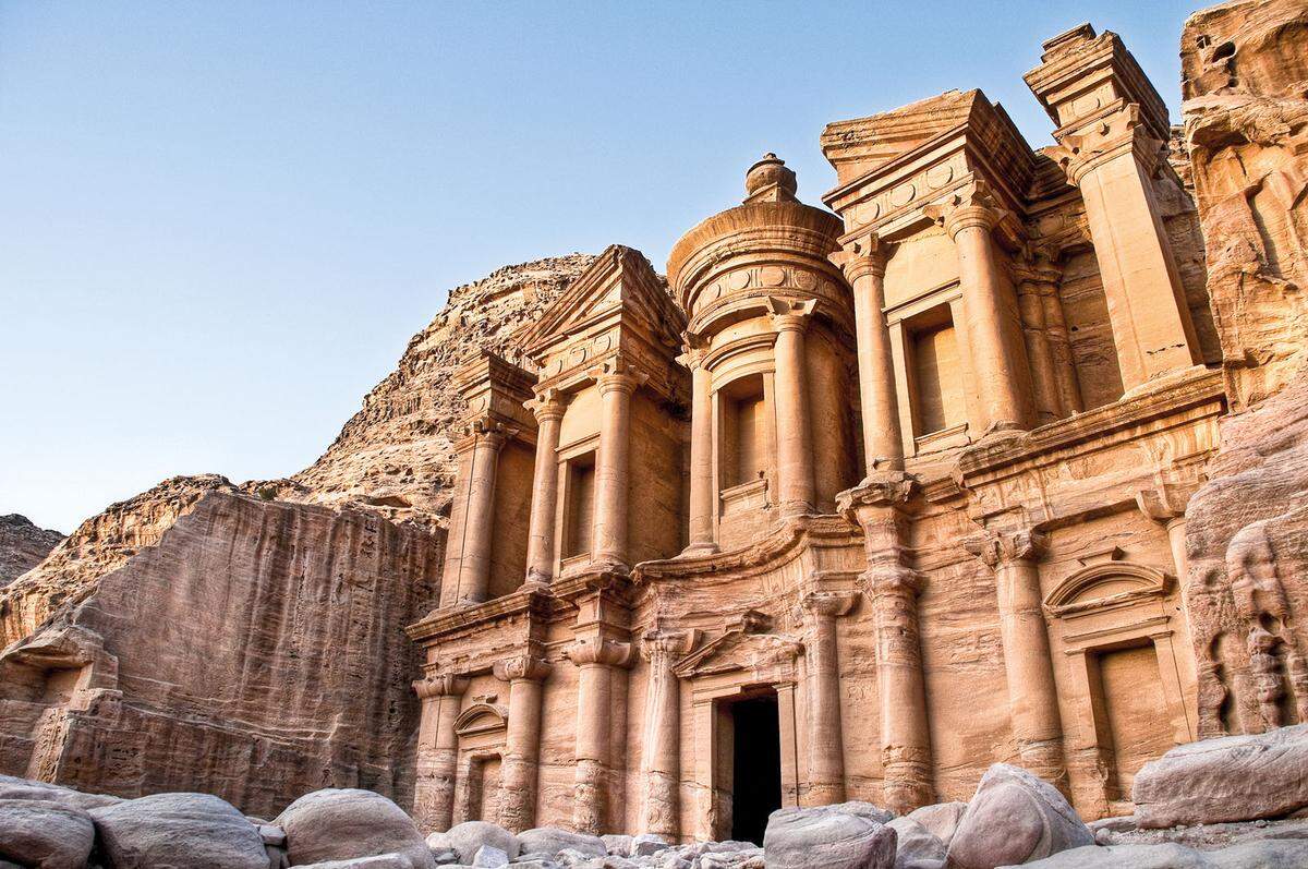 Die berühmte Felsenstadt Petra in Jordanien schafft es auf den ersten Platz im Ranking. Die 264 Quadratkilometer große Sandsteinstadt zählt heute zum Unesco-Weltkulturerbe und wurde 2007 zu einem der neuen sieben Weltwunder gekürt. 