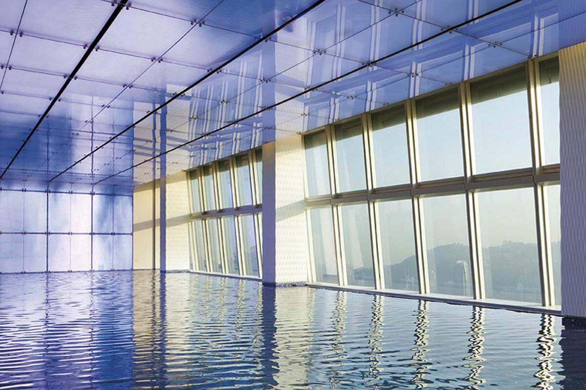 Das Hotel The Ritz-Carlton in Hongkong verfügt nicht nur über die höchste Hotelbar, sondern auch über einen 500 Meter hohen Pool. So hoch oben schwimmt man sonst nirgendwo in der Welt.