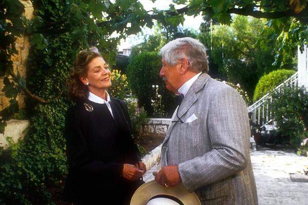 Peter Ustinov besetzte sie in der Agatha Christie-Adaption, in der er selbst den legendären Privatdetektiv Hercule Poirot mimte. Immer wieder arbeitete Bacall auch fürs Fernsehen: So war sie neben Gregory Peck in "The Portrait" (1992) und mit Alec Guinness in dem TV-Film "Auf fremdem Felde" (1993) zu sehen.