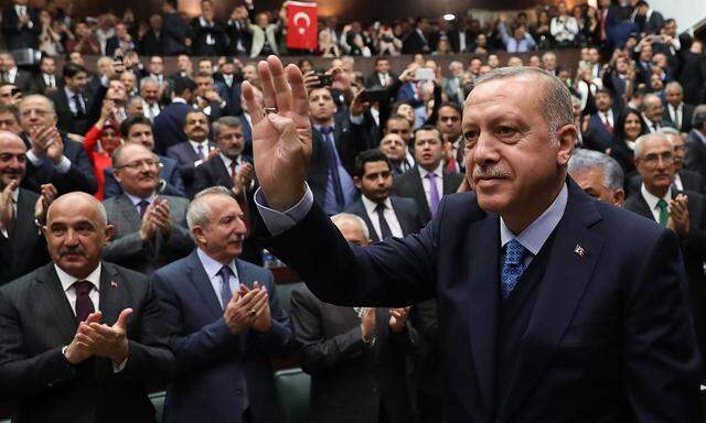 AKP-Chef und Präsident Erdogan beim Franktionstreffen im Parlament.