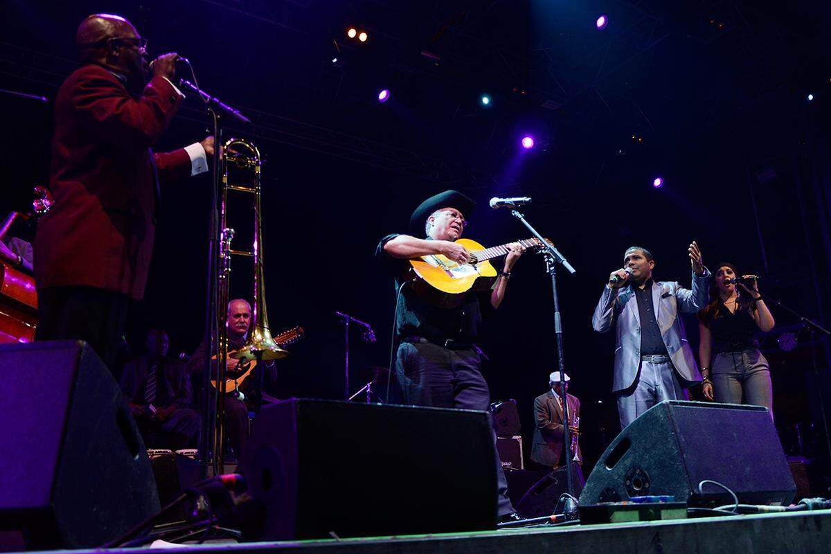 Auch kubanische Rhytmen wurden in Wiesen geboten: Musik von der 81-jährigen Sängerin Omara Portuondo, dem Gitarristen Eliades Ochoa und dem Buena Vista Social Club Orchestra.