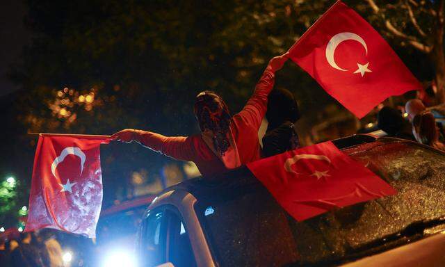 Anhänger von Erdoğan feiern auf den Straßen Istanbuls ihren Präsidenten.