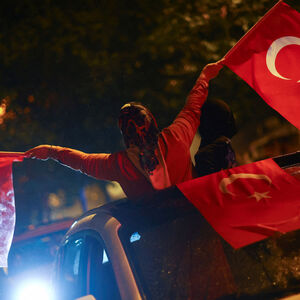Anhänger von Erdoğan feiern auf den Straßen Istanbuls ihren Präsidenten.