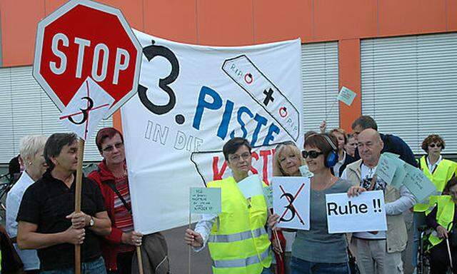 PROTEST GEGEN DRITTE PISTE AM FLUGHAFEN-SCHWECHAT