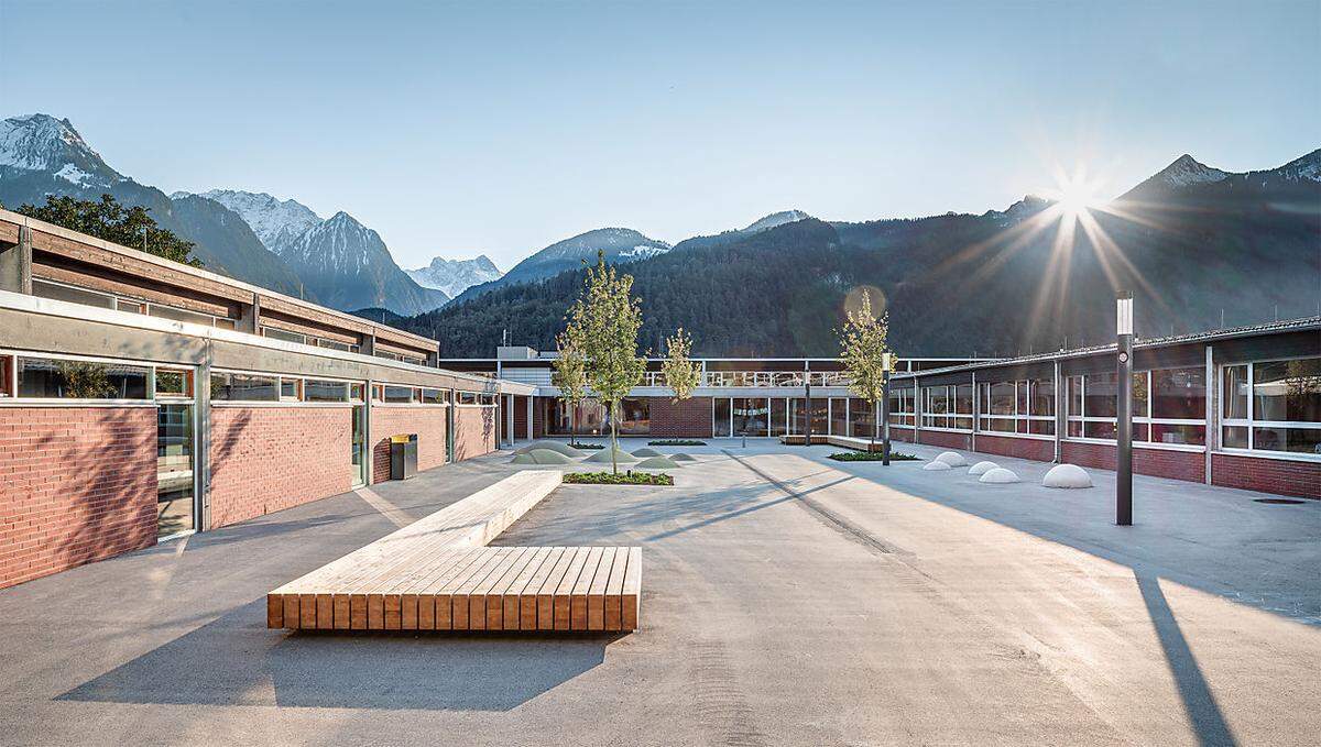 Vorarlberg ist ebenfalls mit einem Schulbau, nämlich dem Bildungscampus Nüziders, vertreten. Als Bauherrin fungierte die Gemeinde Nüziders, als Planer waren Markus Thurnher und Josef Fink engagiert.