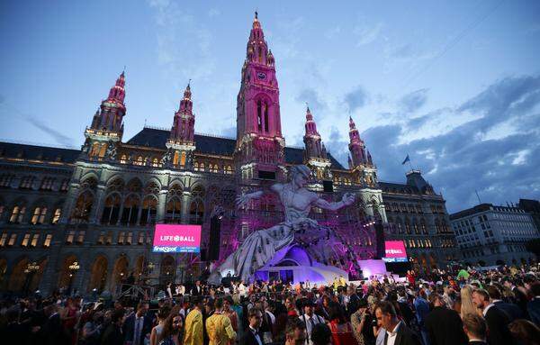 Mit einer Hommage an das Erfolgsmusical "The Sound of Music" hat der Life Ball am 2. Juni 2018 im Wiener Rathaus sein 25. Jubiläum gefeiert. Als Bühne fungierte ein überdimensionales Almwiesen-Puzzle mit österreichischen Stereotypen wie Edelweiß, Trachtenpärchen, Gämsen und einer Zeichnung der Festung Hohensalzburg. Die Debütanten zogen als fracktragende Skelette und Gruselnonnen über den Rathausplatz ein. Den Auftakt zur Show setzte dann Conchita: Ein Kästchen des Puzzles öffnete sich und die Sängerin intonierte den Titelsong „A Sound of Music“.