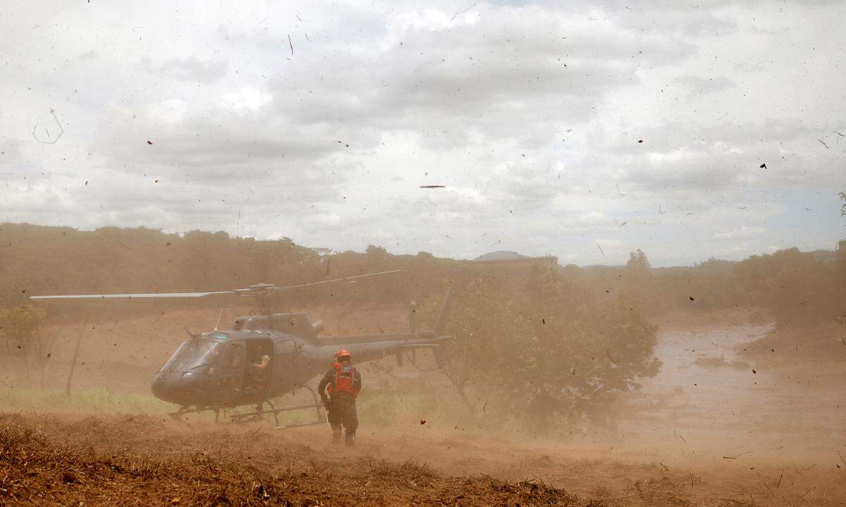 Rund 200 Feuerwehrleute und 13 Hubschrauber waren an den Such-und Bergungsarbeiten nahe der Ortschaft Brumadinho im Bundesstaat Minas Gerais beteiligt.